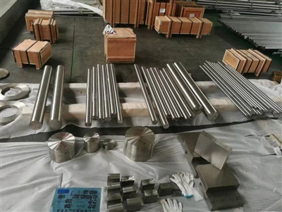 Erilaisia ​​eritelmiä titaaniseoksesta valmistettuja takeita valmiina toimitettavaksi